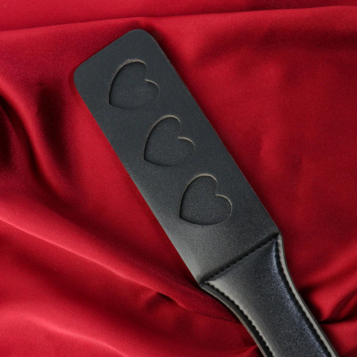 Черная кожаная шлепалка Сердечки - 32 см.